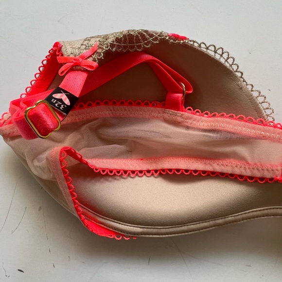 32B Victoria’s Secret 
Lightly-Lined Heart Embroidery Wireless Bra - Picture 7 of 8